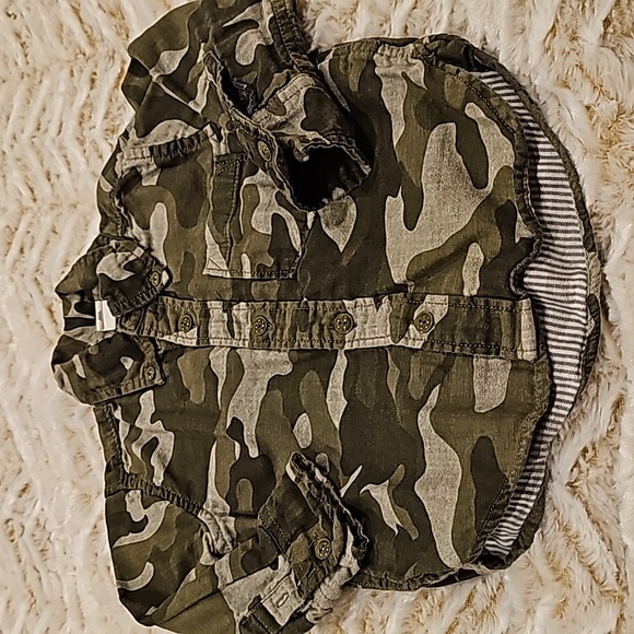 Gap toddler button down - Picture 2 of 5